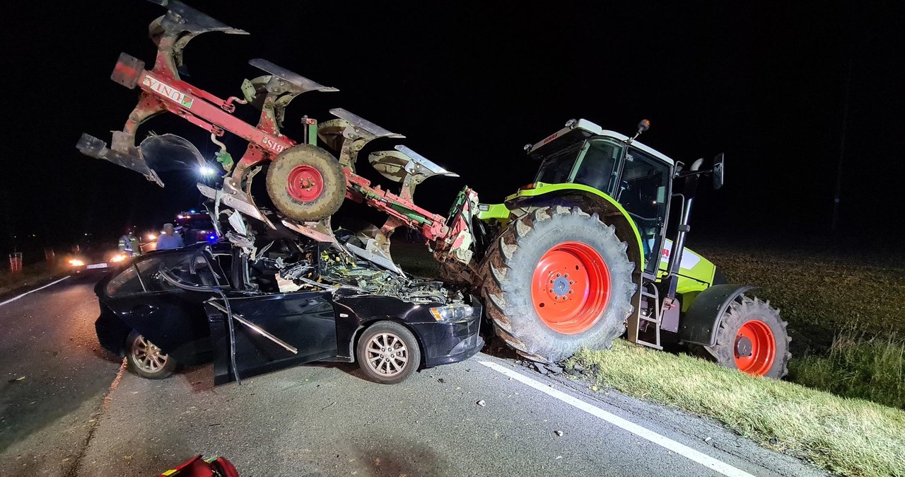 Mitsubishi Lancer wbił się w pług ciągnika /JRG Krotoszyn /