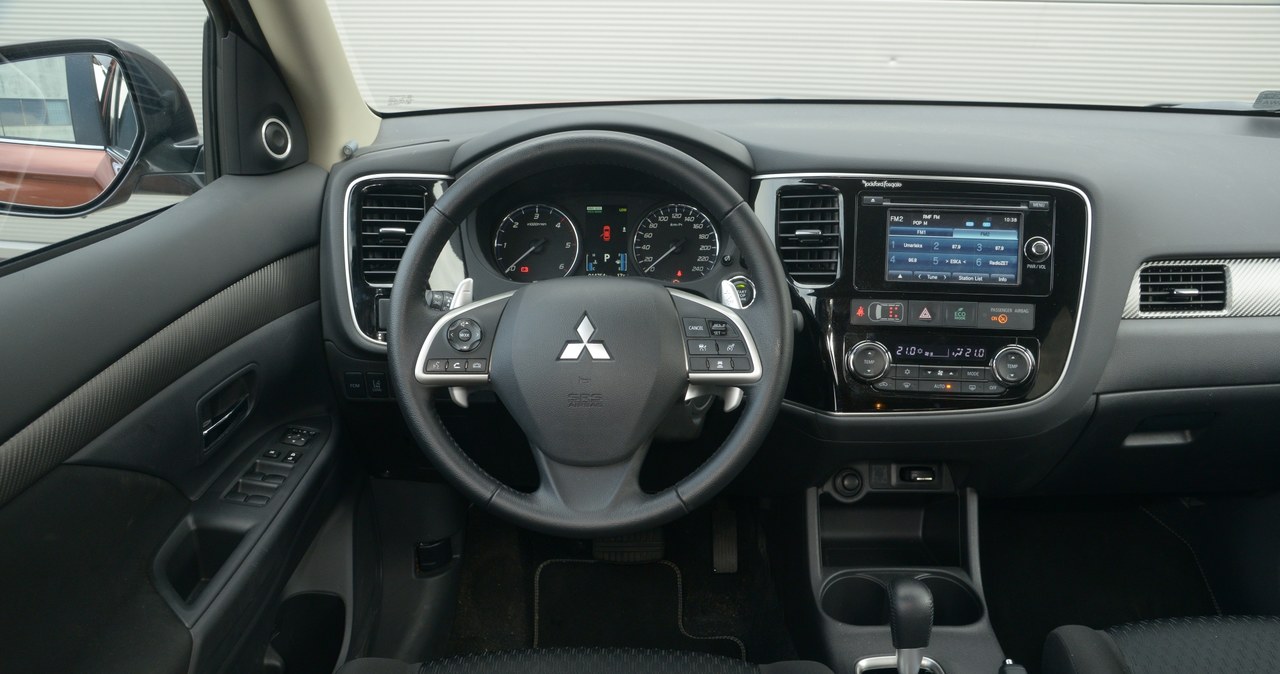 Mitsubishi Outlander 2.2 DID AT 4WD Intense+: kokpit Outlandera wykończono łącząc ładne, miękkie tworzywa z twardymi i sprawiającymi wrażenie tanich. Ekran sprzętu audio (bez nawigacji) ma przekątną 6,1''. /Motor