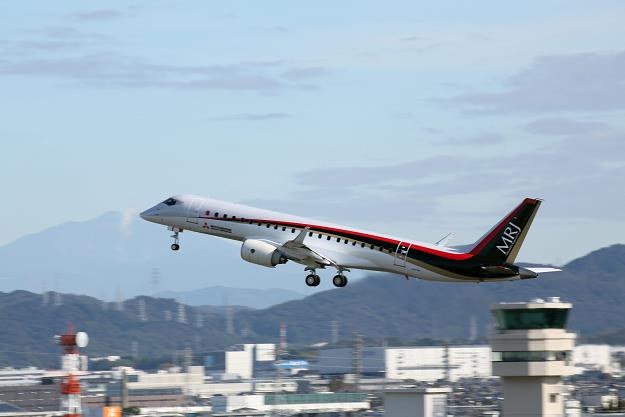 Mitsubishi Regional Jet nad pasem startowym w Nagoi /EPA