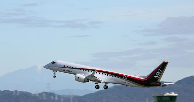 Mitsubishi Regional Jet nad pasem startowym w Nagoi /EPA