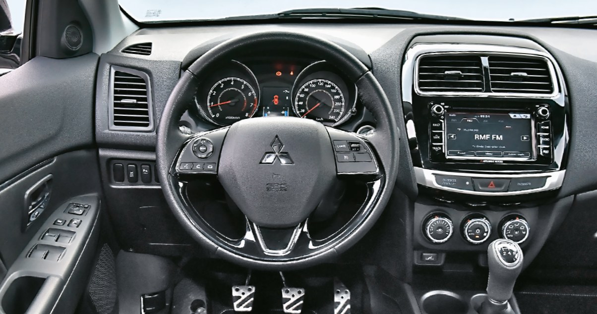 MITSUBISHI Wnętrze ASX-a nie zachwyca doborem materiałów (dobrze prezentują się tylko te w górnej części deski rozdzielczej), za to trudno o łatwiejszy w obsłudze kokpit. /Motor