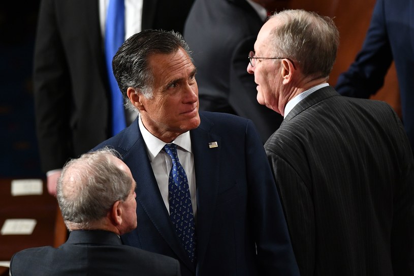 Mitt Romney (w środku) /AFP