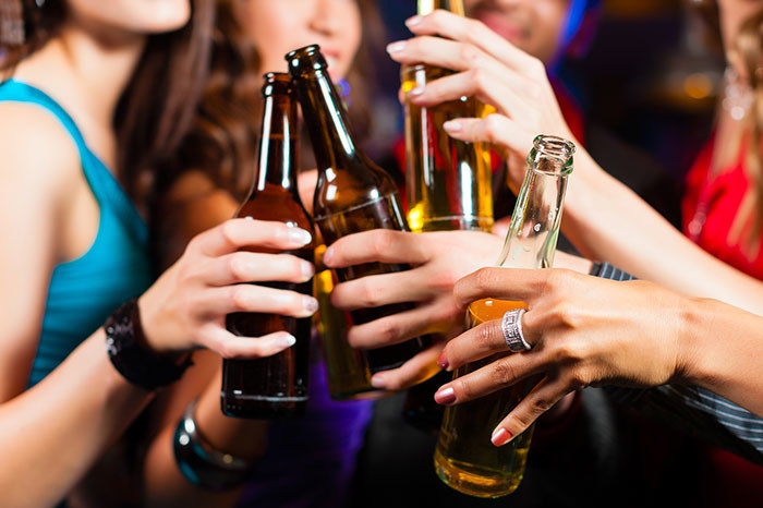 Mity na temat alkoholu /© Photogenica