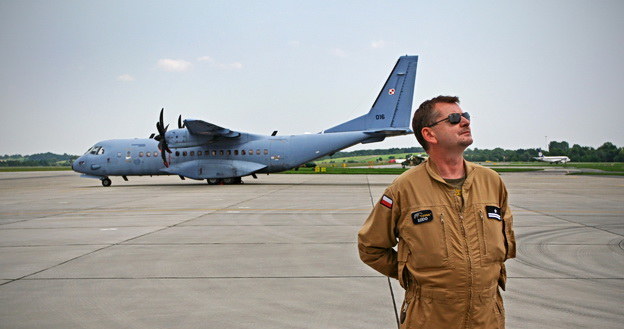 Mjr Krzysztof Dzido, pilot samolotu CASA C-295M /Marcin Wójcik