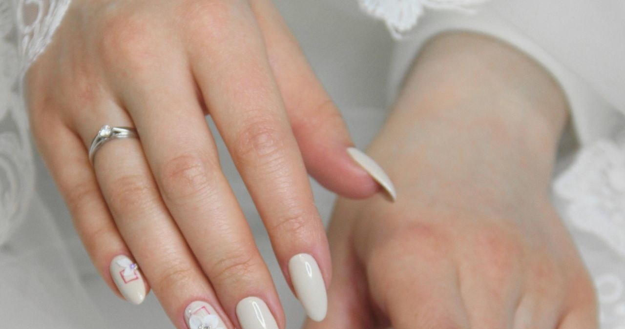 Mleczna biel i kwiatowe dekoracje - trendy w ślubnych stylizacjach paznokci /Tatiana Аzatskaya /pexels.com