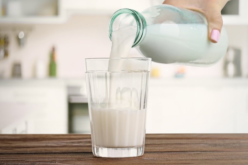 Mleko bez laktozy może pomóc osobom z nietolerancją, ale nie powinni pić go wszyscy /123RF/PICSEL