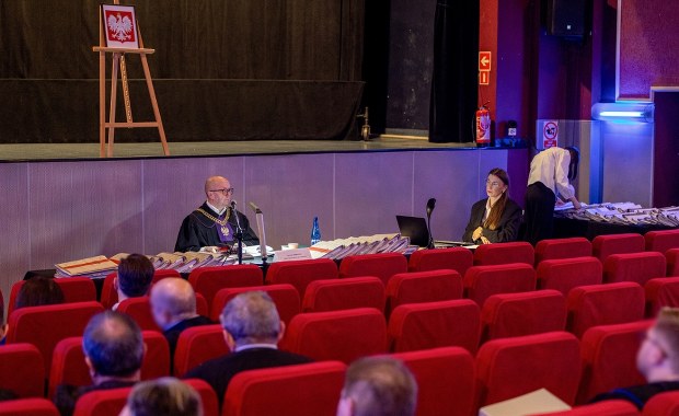 Mleko "chrzczone na zaworek". Sąd był za mały, proces toczy się w kinie