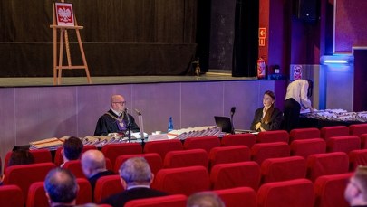 Mleko "chrzczone na zaworek". Sąd był za mały, proces toczy się w kinie