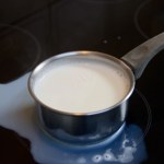 Mleko ciągle kipi z garnka? Zrób to, a zapomnisz o problemie