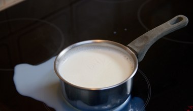Mleko ciągle kipi z garnka? Zrób to, a zapomnisz o problemie