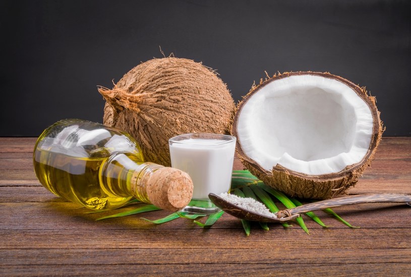 Mleko kokosowe można wykorzystać do dań kuchni hinduskiej lub tajskiej. Dodaje się je do kremów, zamiast śmietany, i robi na jego bazie koktajle. Można nim także zabielać kawę. /123RF/PICSEL