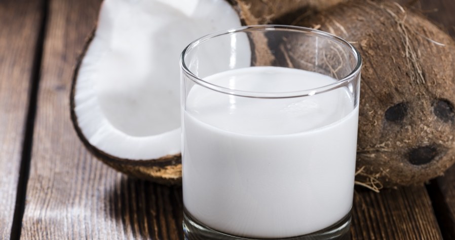 Mleko kokosowe nadaje kawie kremowej konsystencji i delikatnie egzotycznego aromatu. /123RF/PICSEL