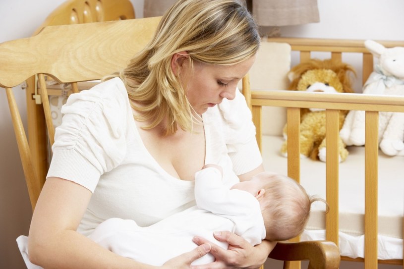 Mleko matki ogranicza występowanie astmy u dzieci /123RF/PICSEL