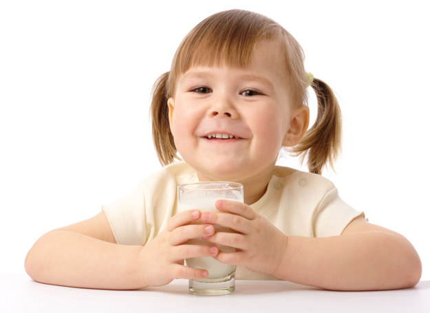Mleko modyfikowane należy podawać dziecku nie tylko w pierwszym, ale także w drugim i trzecim roku życia. /123RF/PICSEL