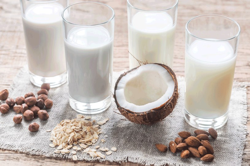 Mleko można zastąpić produktami wegańskimi /123RF/PICSEL