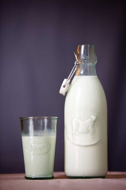 mleko na przebarwienia słoneczne /© Photogenica