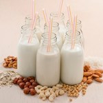Mleko roślinne czy krowie - które ma więcej wapnia i białka? 