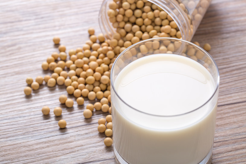 Mleko roślinne jest dobrą dla zdrowia alternatywą mleka krowiego /123RF/PICSEL