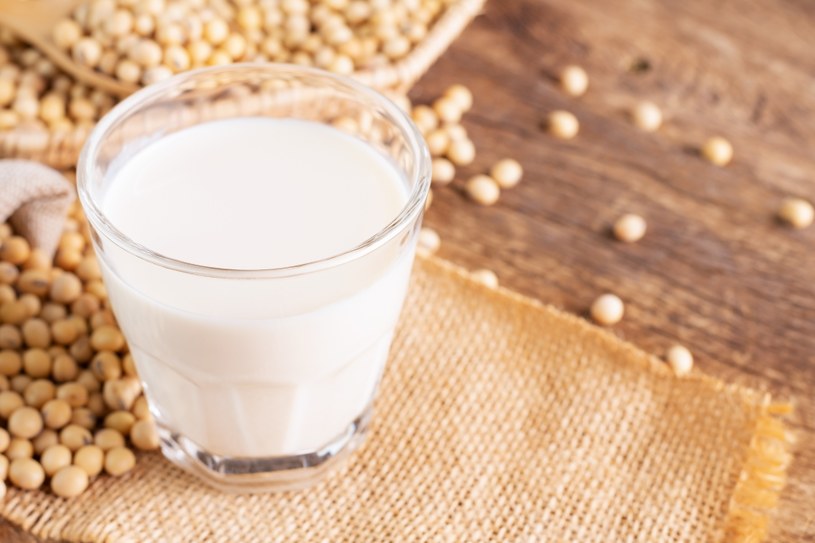 Mleko sojowe, a właściwie napój sojowy, ma niewiele kalorii, jest źródłem wapnia i zawiera cenne dla zdrowia nienasycone kwasy tłuszczowe /123RF/PICSEL