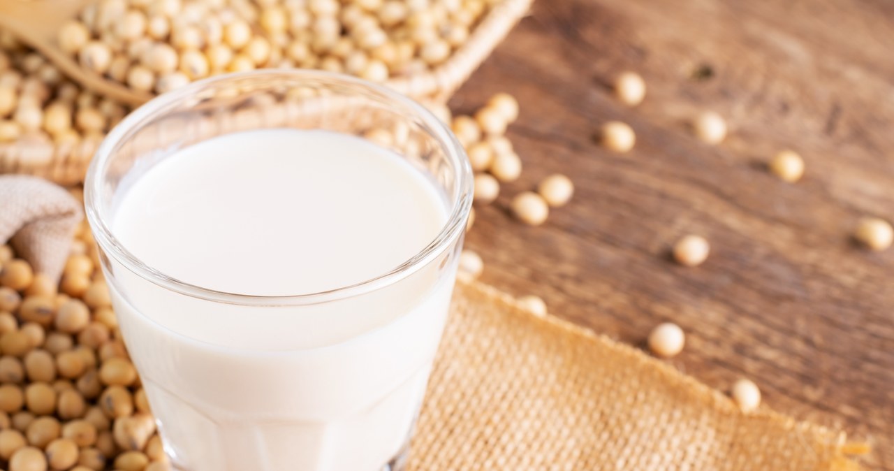 Mleko sojowe, a właściwie napój sojowy, ma niewiele kalorii, jest źródłem wapnia i zawiera cenne dla zdrowia nienasycone kwasy tłuszczowe /123RF/PICSEL