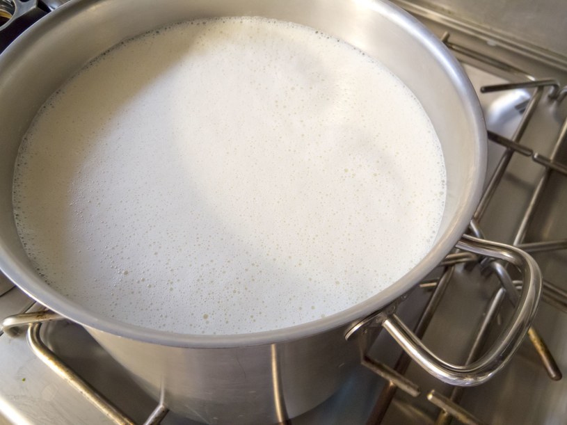 Mleko to składnik wielu dań. Warto dbać, by było świeże jak najdłużej /123RF/PICSEL