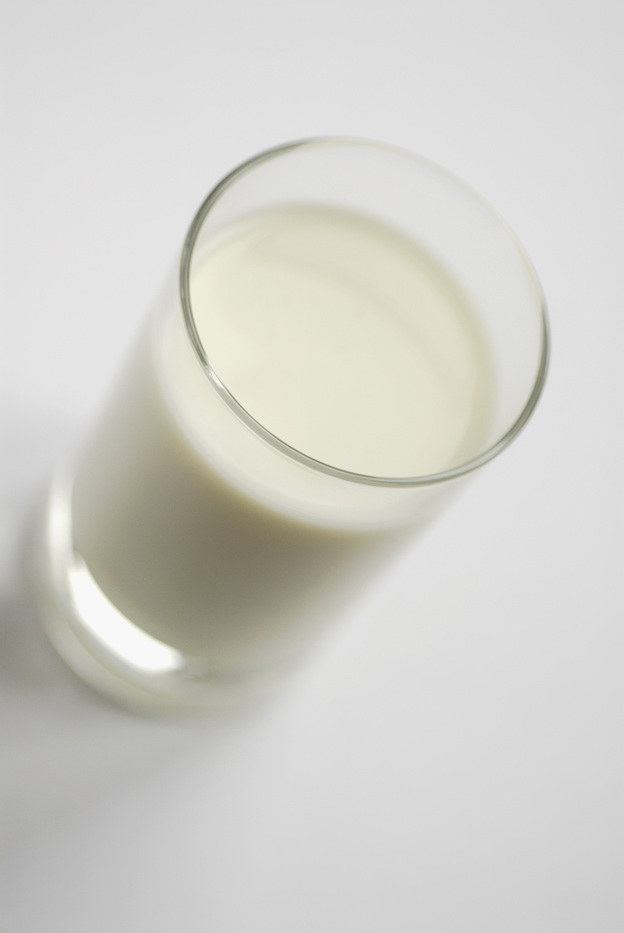 mleko w szklance /© Photogenica