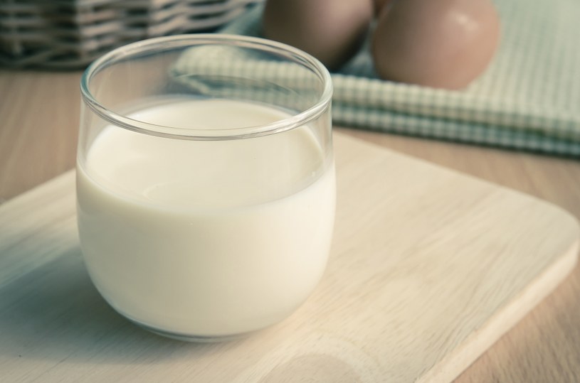 Mleko z białkiem z kurzych jaj podaje się przy zatruciu solami rtęciowymi i kadmem /123RF/PICSEL