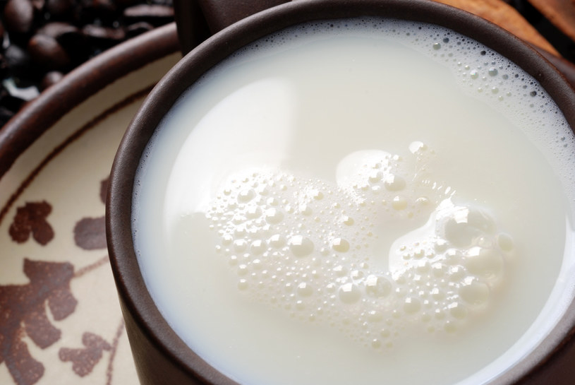 mleko z czosnkiem /© Photogenica