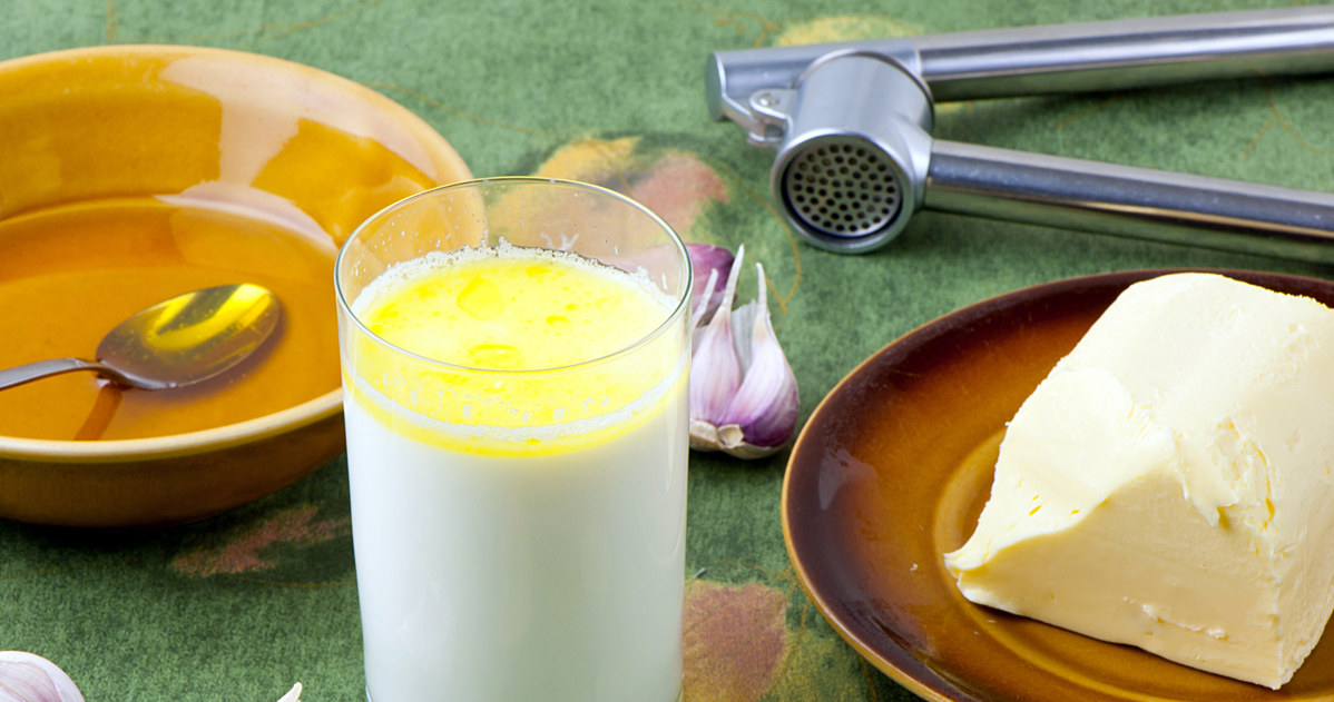 Mleko z miodem i czosnkiem  pomoże nam pozbyć się przeziębienia /123RF/PICSEL