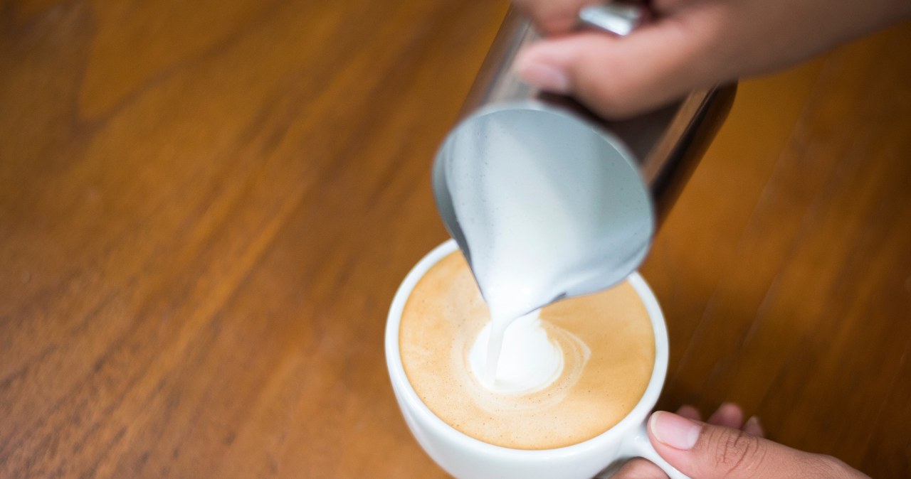 Mleko zagęszczone sprawia, że ulubiona kawa zamienia się w wysokokaloryczny deser /123RF/PICSEL