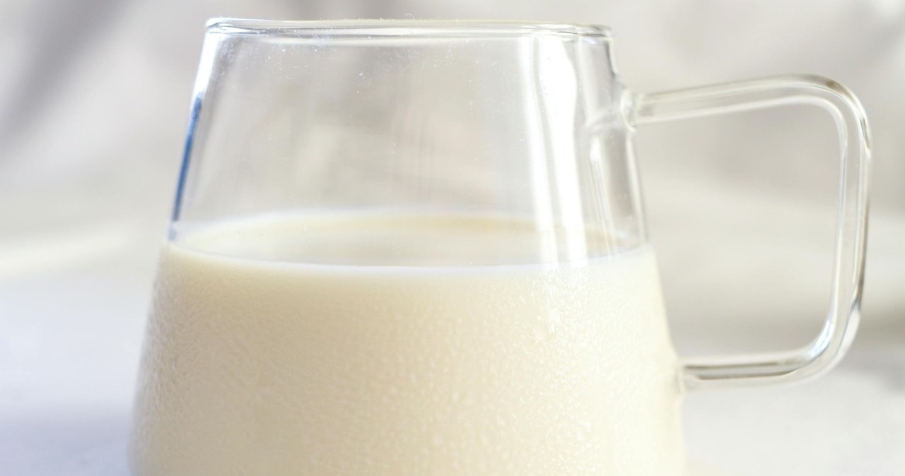 Mleko zawiera kwas mlekowy o działaniu zmiękczającym oraz tłuszcze i białka, które wspierają nawilżenie skóry /elif tekkaya /pexels.com