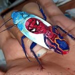 Młoda artystka tworzy dzieła na… prawdziwych karaluchach