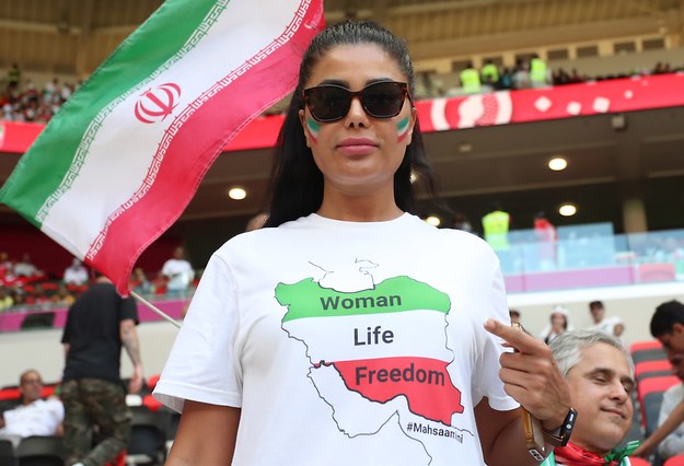 Młoda Iranka w koszulce z napisem "woman, life, freedom" (kobieta, życie, wolność) /Abedin Taherkenareh   /PAP/EPA