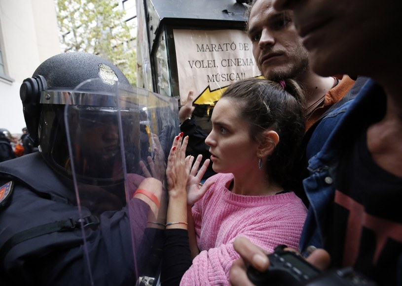 Młoda Katalonka oko w oko z policjantem /AFP