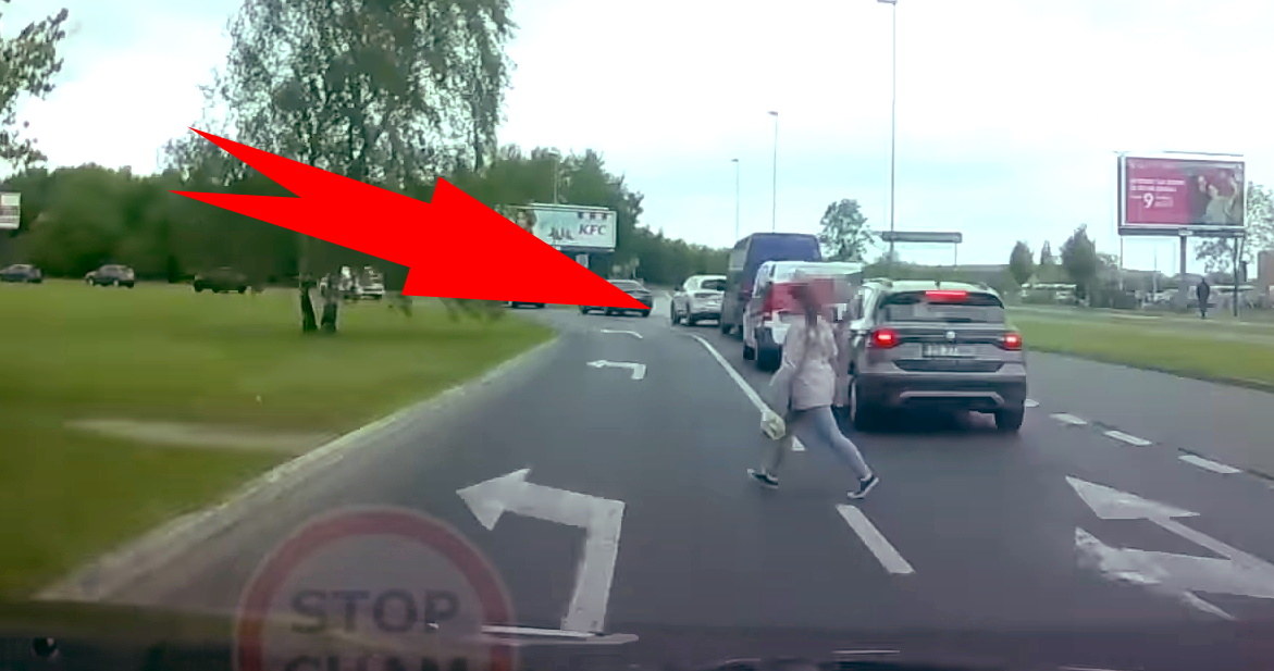 Młoda kobieta weszła prosto pod auto. Miała dużo szczęścia, że kierowca zdołał zareagować / Fot: Youtube /