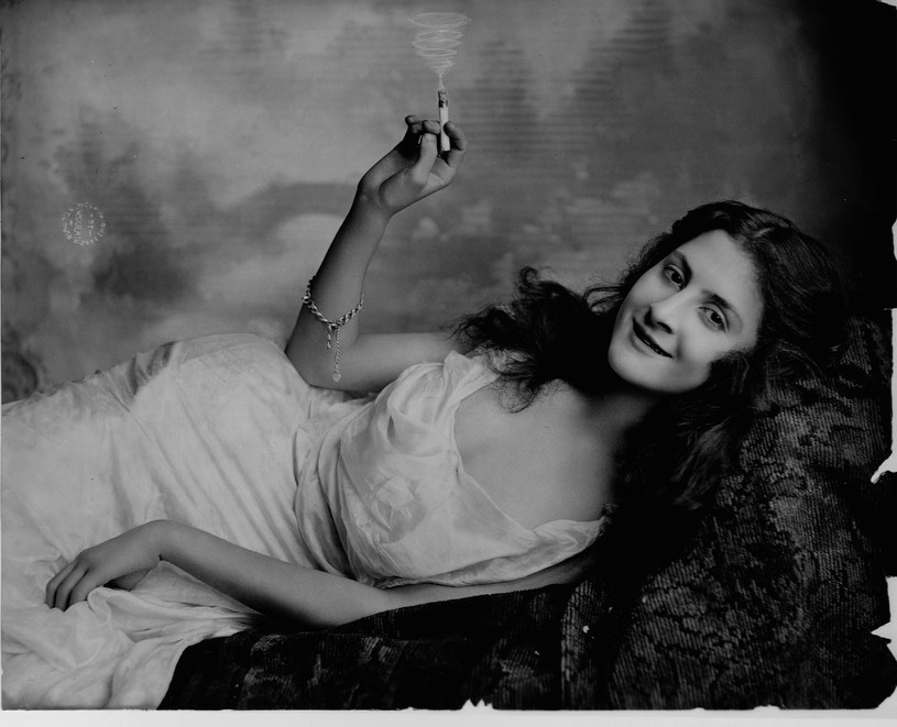 Młoda kobieta z papierosem, 1902 r. /Library of Congress /Getty Images