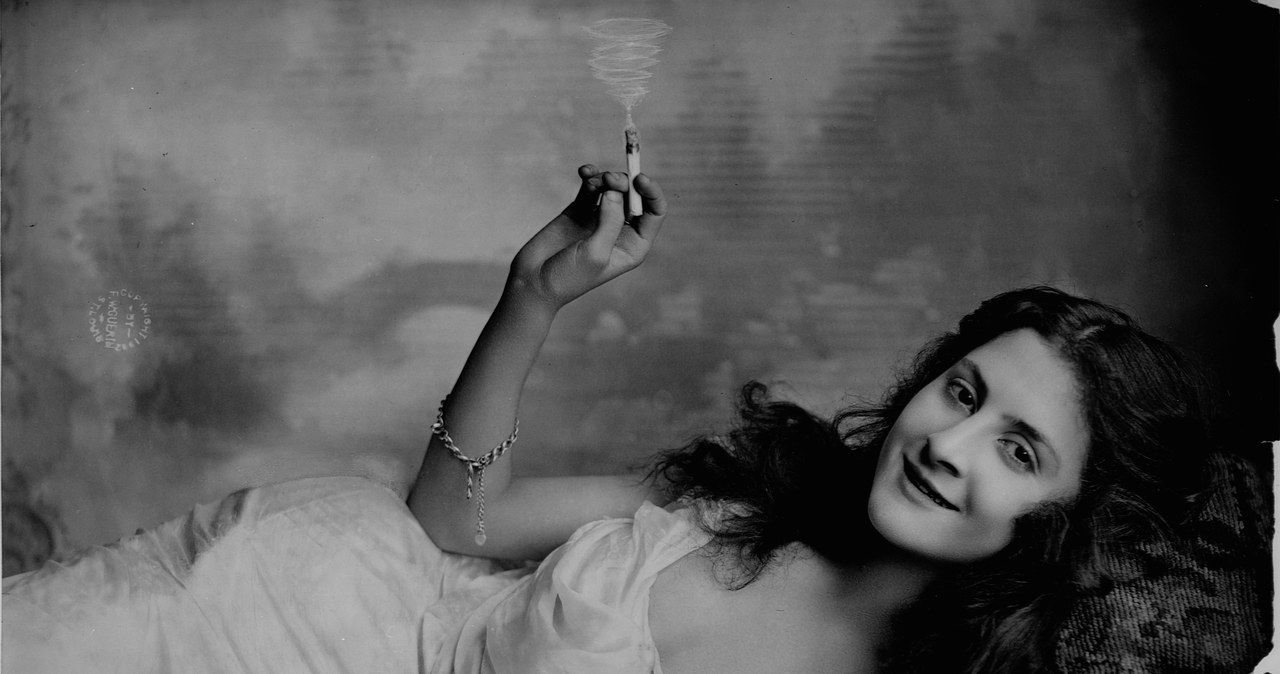 Młoda kobieta z papierosem, 1902 r. /Library of Congress /Getty Images