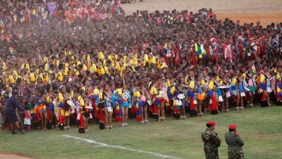 Młode dziewice odsłoniły wdzięki dla króla Suazi