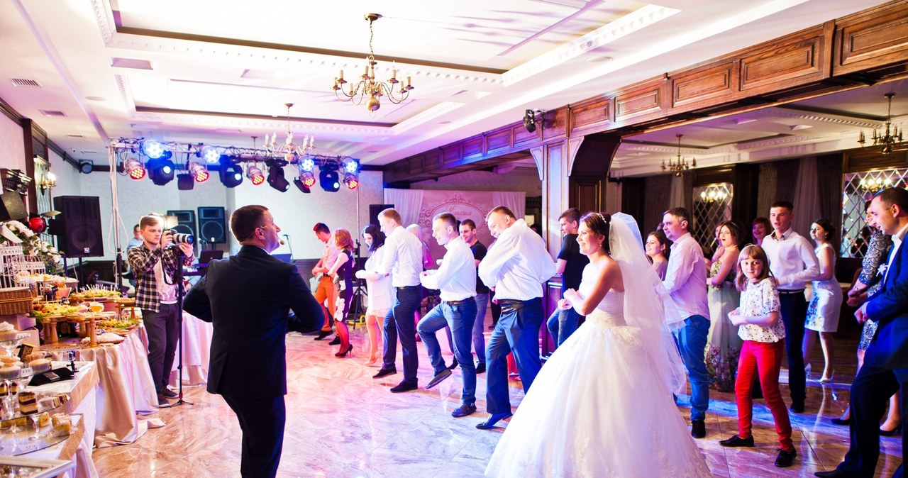 Młode pary wynajmują na wesela m.in. karuzele wiedeńskie. Zdjęcie ilustracyjne /123RF/PICSEL