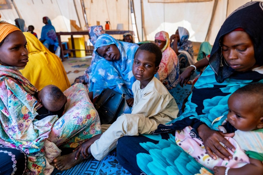 Młode Sudanki z dziećmi w obozie dla uchodźców prowadzonym przez Lekarzy Bez Granic /JORIS BOLOMEY /AFP/EAST NEWS