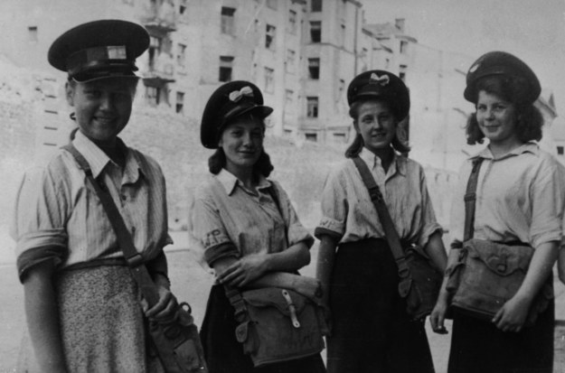 Młode uczestniczki Powstania Warszawskiego. Zdjęcie z sierpnia 1944 /CAF /PAP