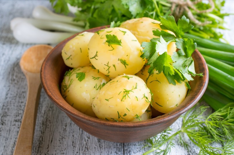 Młode ziemniaki i natka pietruszki zawierają dużo witaminy C. /123RF/PICSEL
