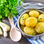 Młode ziemniaki wychodzą wodniste? Wystarczy, że dodasz to podczas ich gotowania