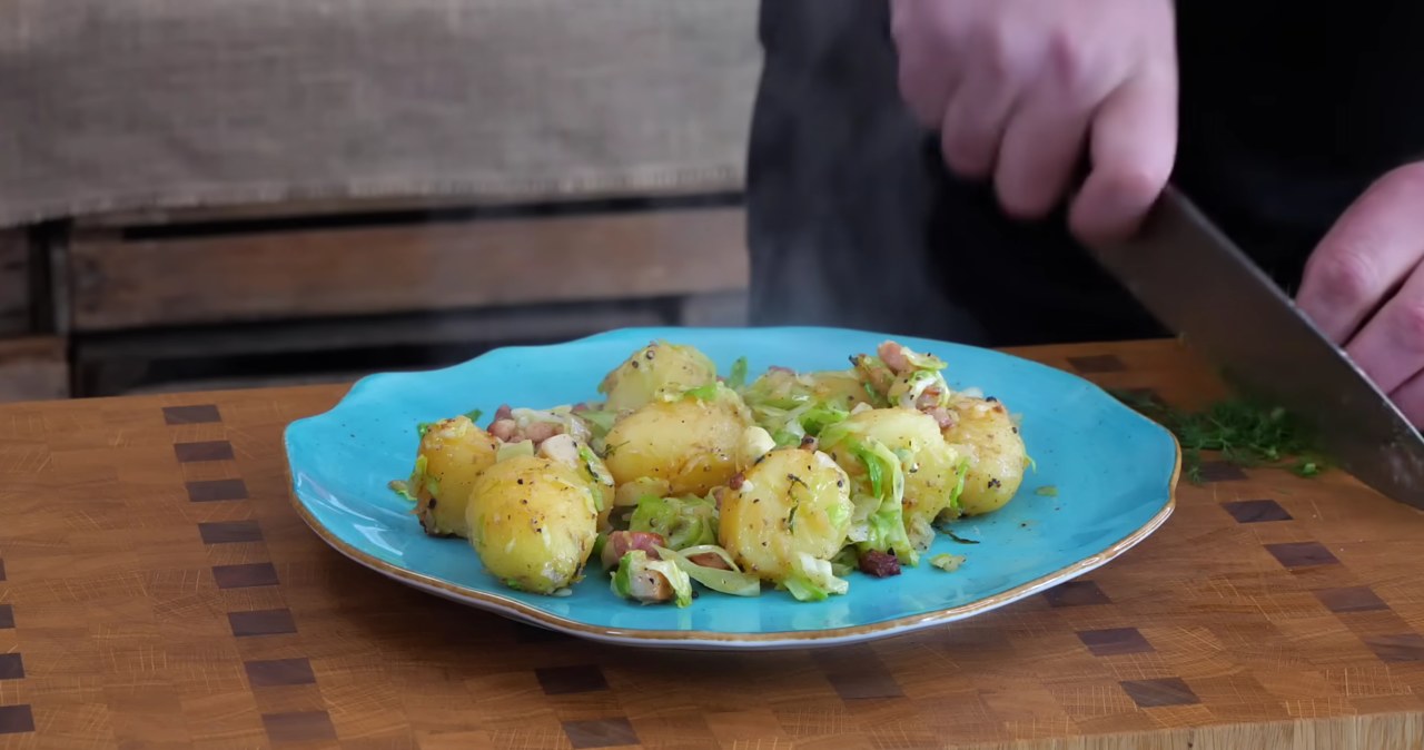 Młode ziemniaki z kapustą to doskonały przepis na obiad /Youtube/ @Tomasz Strzelczyk ODDASZFARTUCHA /INTERIA.PL
