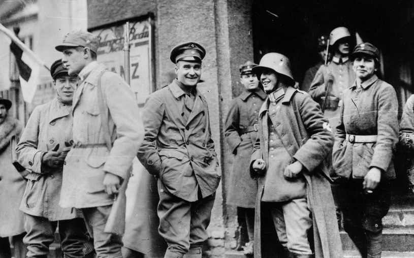 Młodego Hitlera w biurze rekrutów witał sam Rudolf Hess (w środku) /21 wiek