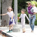 Młodsza córka Jennifer Garner chodzi w piżamie po ulicy
