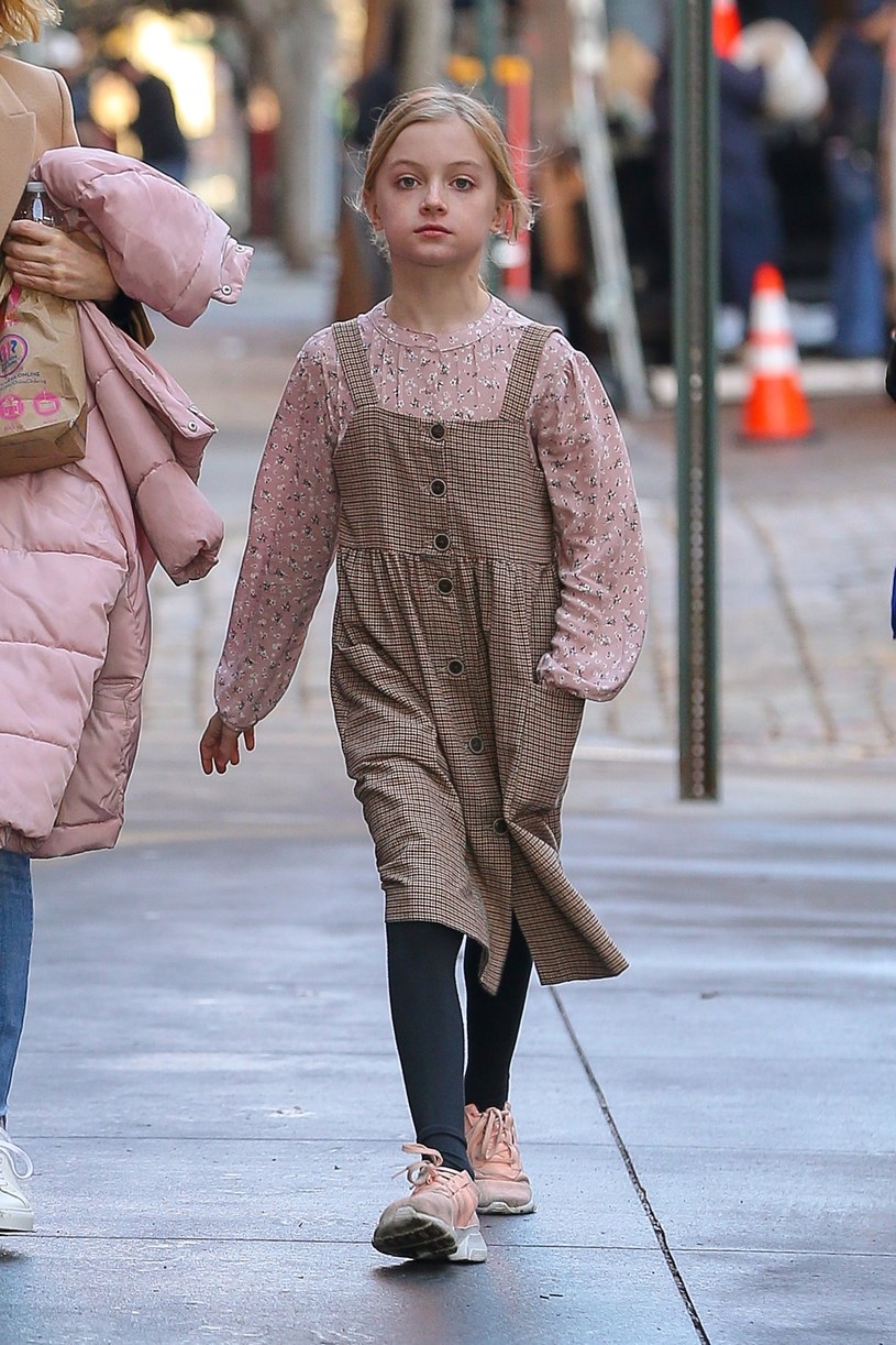 Młodszy syn Naomi Watts, 10-letni Samuel, od dwóch lat nosi niemal wyłącznie dziewczęce ubrania. Ani aktorka, ani ojciec dziecka, Liev Schreiber, nie widzą w tym niczego złego /East News