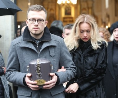 Młodszy syn Pyrkosza, Witold, wspominał z kolei rzeczy, które zmarły aktor robił wraz z rodziną. "Za to cię kochaliśmy. Daleko ci było do gwiazdorstwa, plastikowego blichtru. Zawsze podkreślałeś, że starałeś się być po prostu dobrym rzemieślnikiem, rzetelnie wykonującym swój zawód, którego wyniki czasami można czasami pokusić się o nazwanie sztuką. Za to cię ceniliśmy. Ponad wszystko byłeś po prostu wspaniałym człowiekiem" - powiedział.