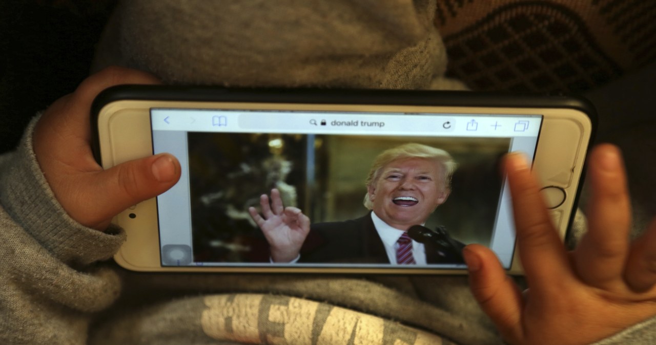 Młody Donald Trump ogląda swojego dorosłego imiennika /AP/EAST NEWS /East News