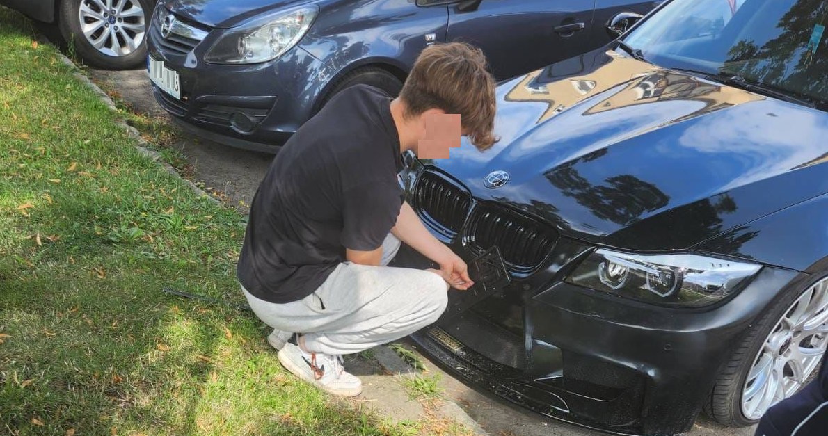 Młody kierowca BMW jechał bez tablic. Miał szczęście, że dostał tylko 200 zł mandatu /Polska Policja /Policja